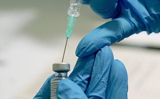 El doctor César Carballo califica a la vacuna española como «una moneda de oro»: esta es la razón