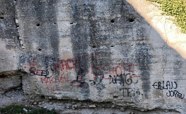 Las pintadas se tapan entre ellas en uno de los tramos.