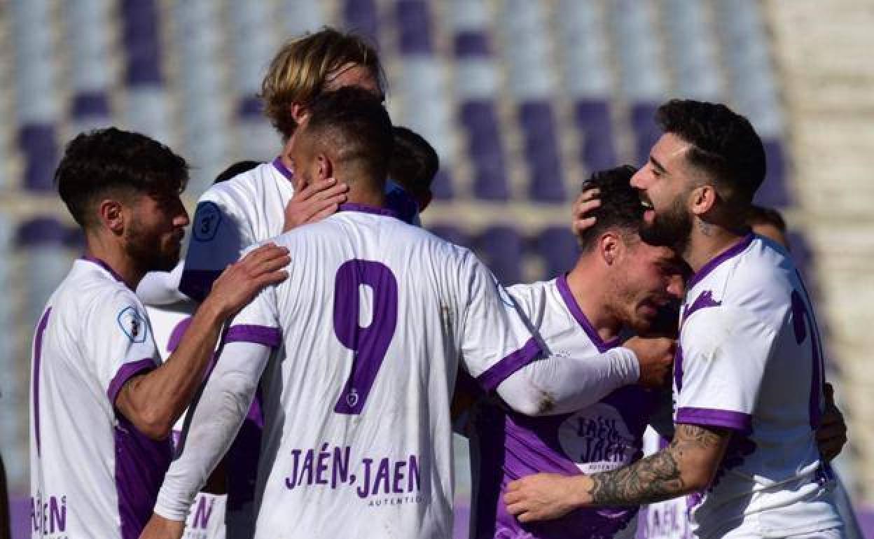 Jugadores del Real Jaén celebran un gol en el partido de la primera vuelta ante el Poli Almería.