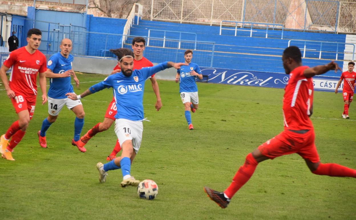 Duelo por el balón en el partido disputado este domingo entre el Linares y el Sevilla Atlético.