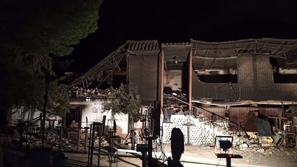 Fuego en Granada | Un incendio derrumba parte de una nave y una vivienda en Moclín