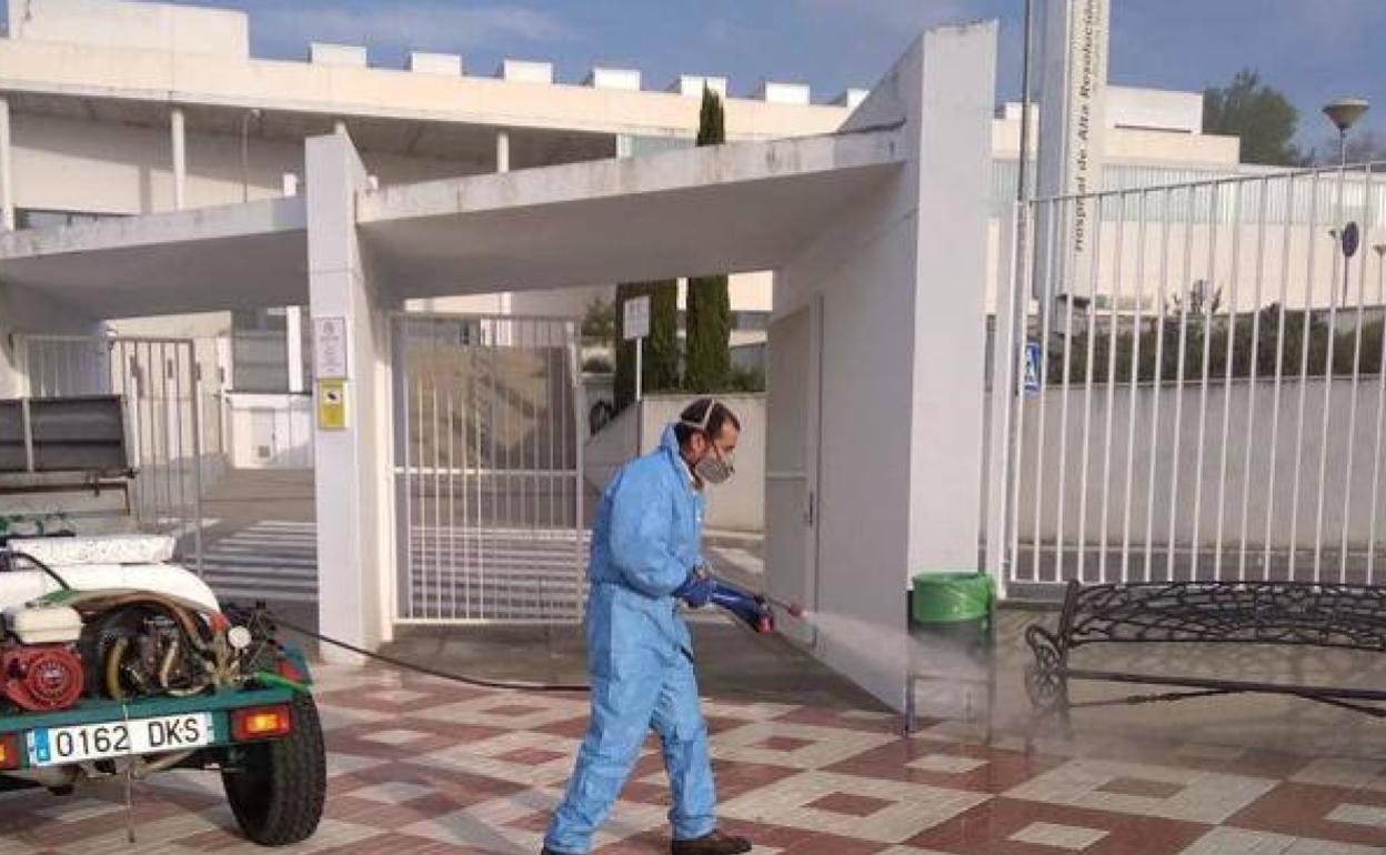 Labores de desinfección en Alcalá la Real en una imagen de archivo. 