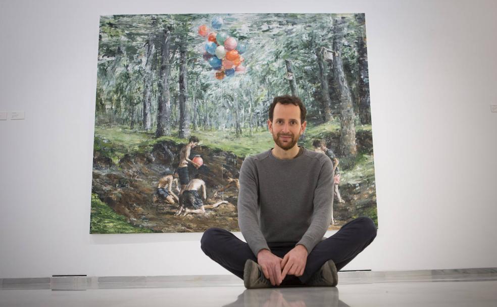 Helí García posa delante de 'Celebración', una de las obras que conforman 'Periferias'. 