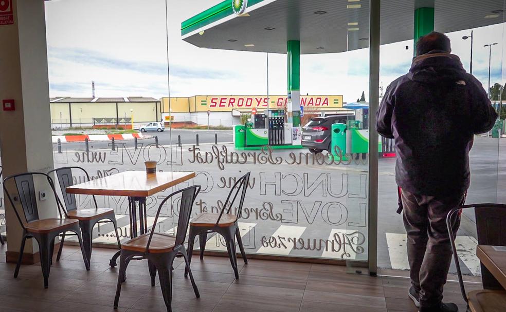 Las cafeterías de muchas estaciones de servicio permanecen abiertas.