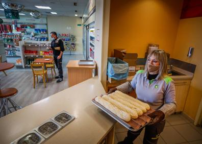 Imagen secundaria 1 - Alfonso es transportista y se toma un cafelito en la gasolinera de Huétor Vega. María José saca el pan recién horneado. La gasolinera Green Petroleum, frente a Mercagranada.