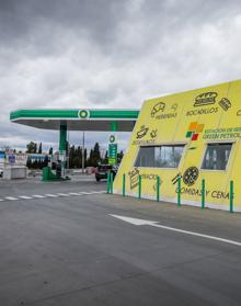 Imagen secundaria 2 - Alfonso es transportista y se toma un cafelito en la gasolinera de Huétor Vega. María José saca el pan recién horneado. La gasolinera Green Petroleum, frente a Mercagranada.