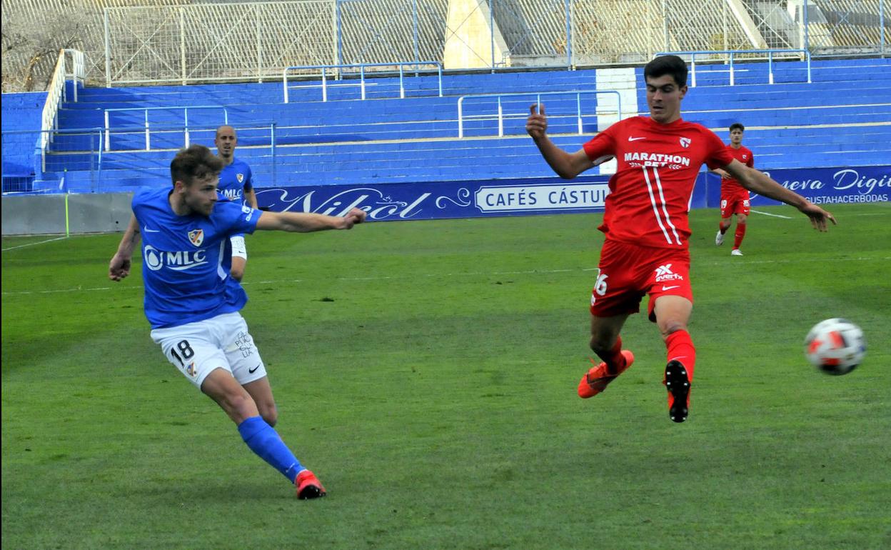 Los centros laterales de Dani Perejón fueron una de las mejores armas ofensivas del Linares contra el Sevilla Atlético. 