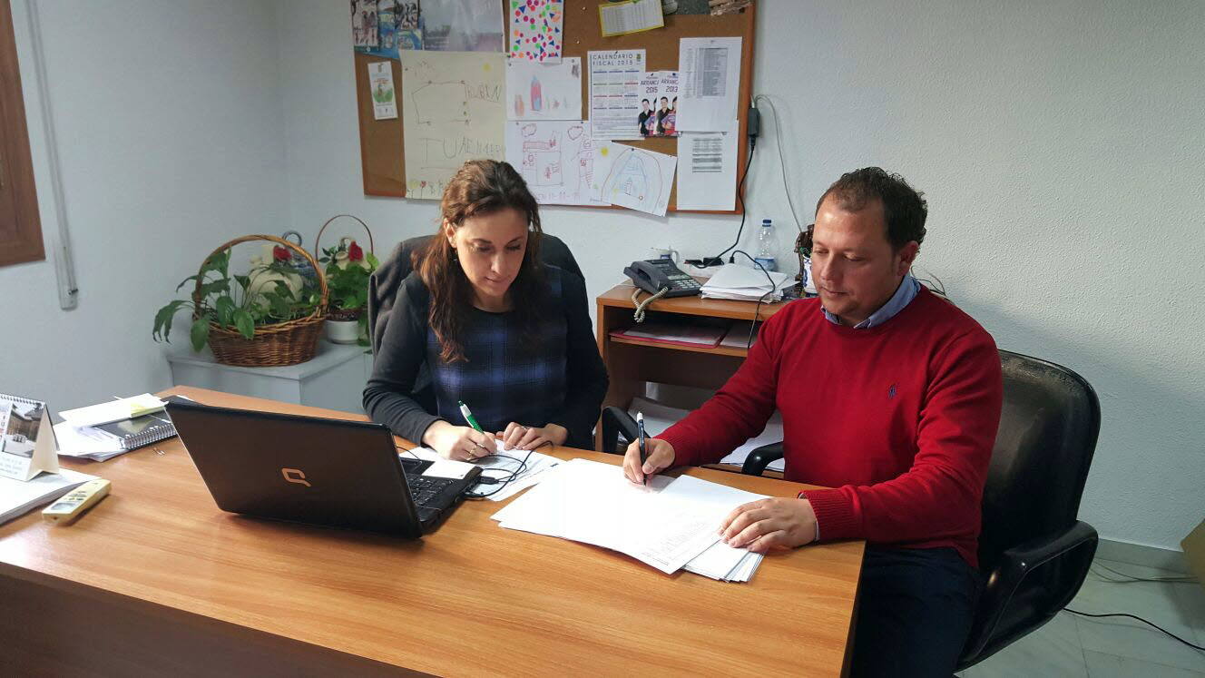 El alcalde de Cúllar Vega, junto a la concejala de Hacienda, en las oficinas de la Alcaldía. 
