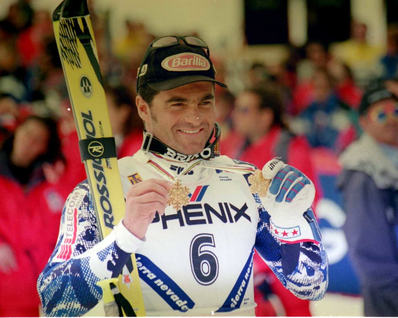 Alberto Tomba con sus medallas