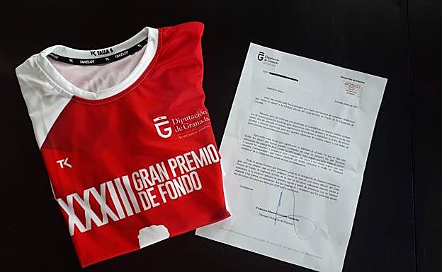 La camiseta técnica y la carta que han recibido los corredores.