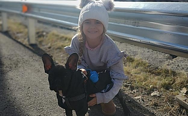 El pequeño Vini junto a una de las hermanas de Jonathan