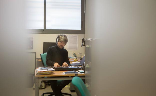 Imagen principal - Guirado, en su despacho en el Instituto de Astrofísica de Andalucía. 