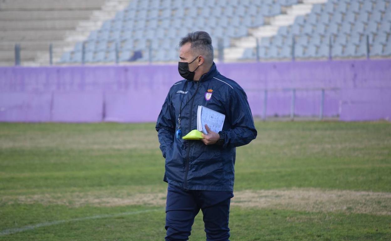 Juan Arsenal afrontará mañana su primer partido como técnico blanco. 