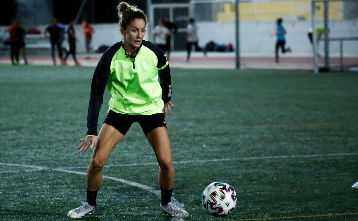 Las futbolistas del Granada Femenino quieren ganar al Juan Grande. 