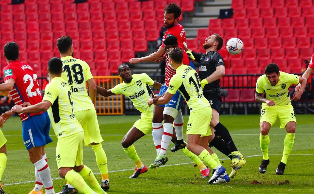 Germán Sánchez se adelanta a Oblak en un saque de esquina. 