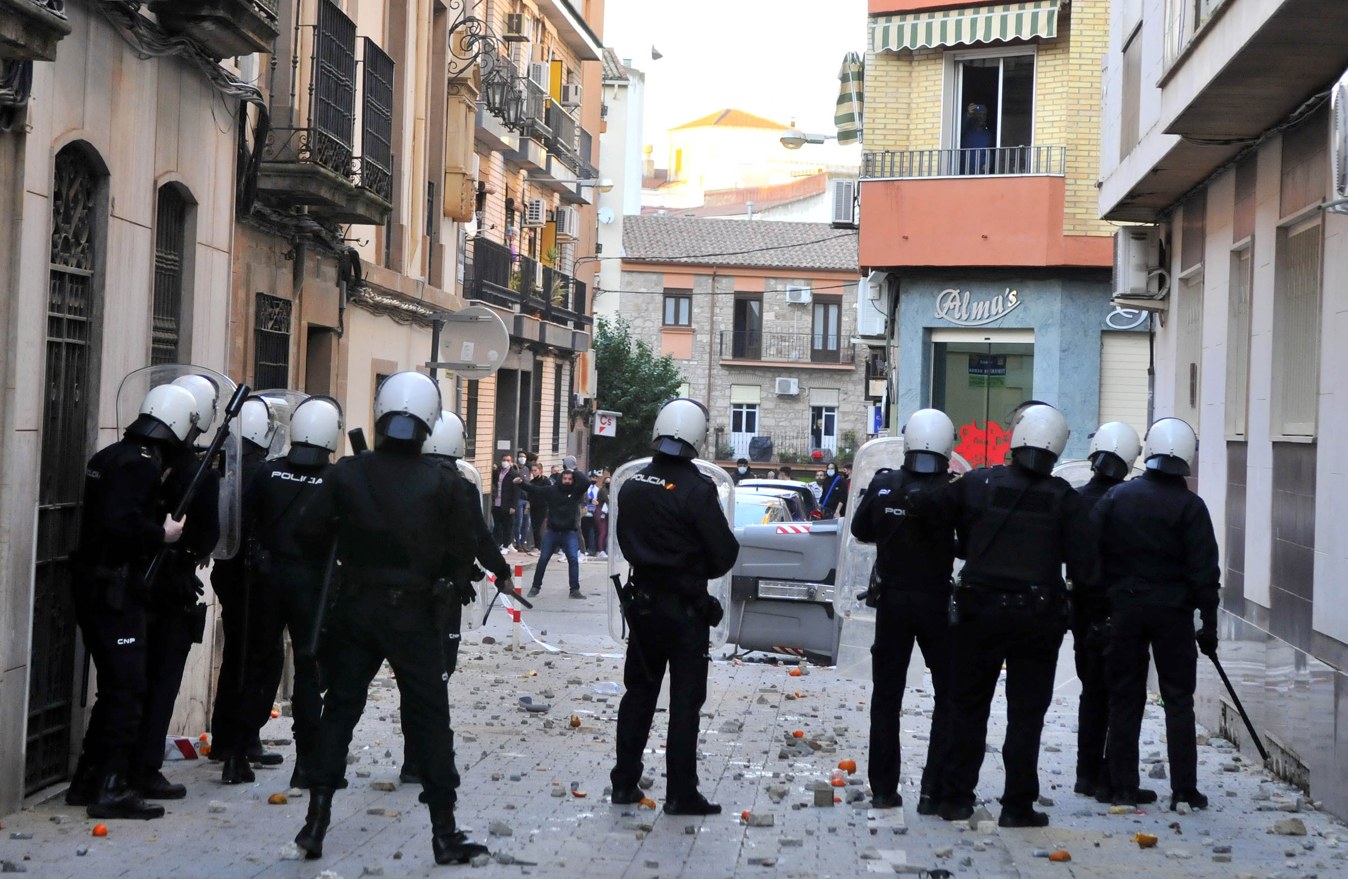 Tensión en las calles de Linares tras la agresión a un vecino por parte de dos policías.