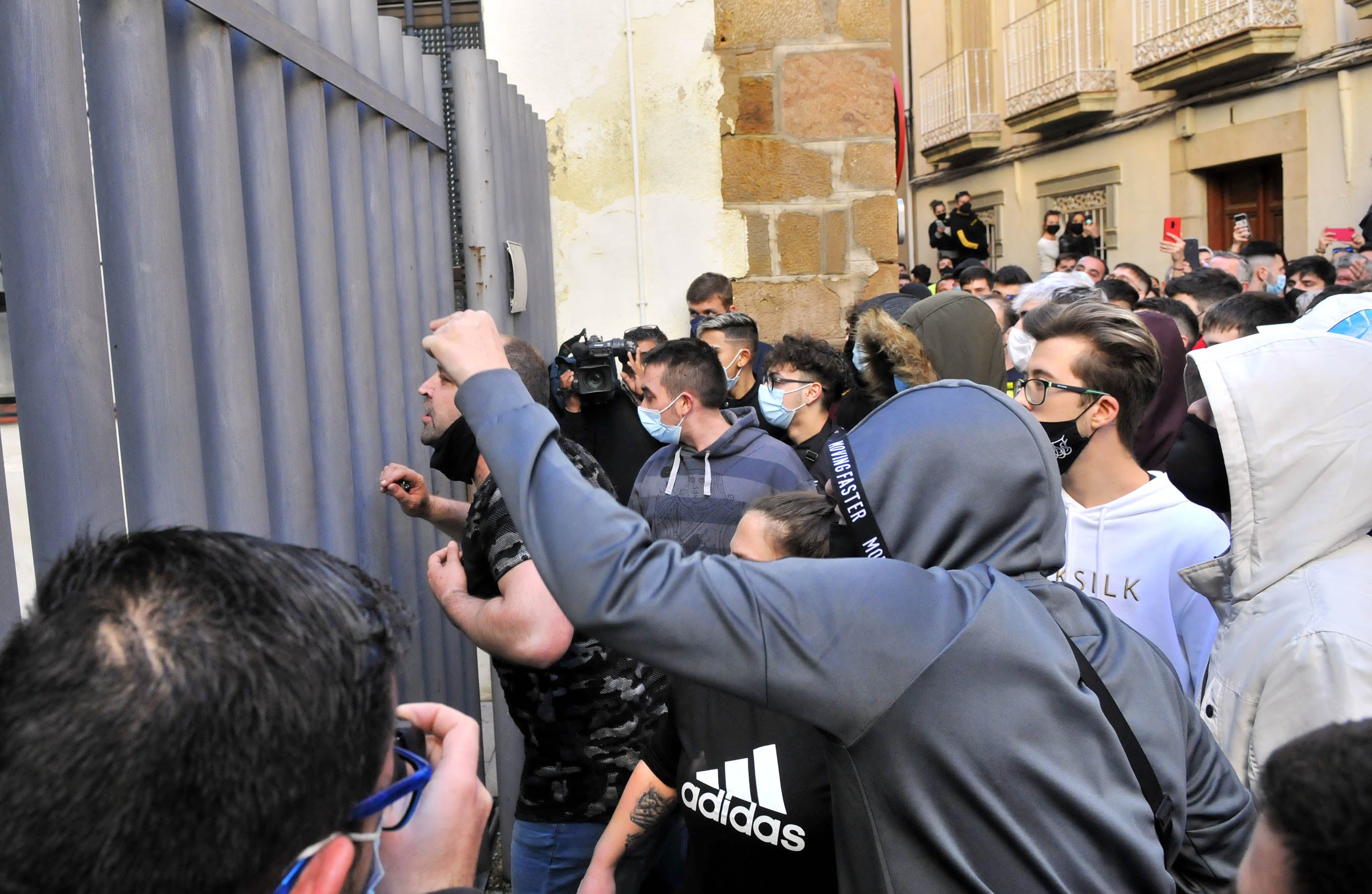 Tensión en las calles de Linares tras la agresión a un vecino por parte de dos policías.