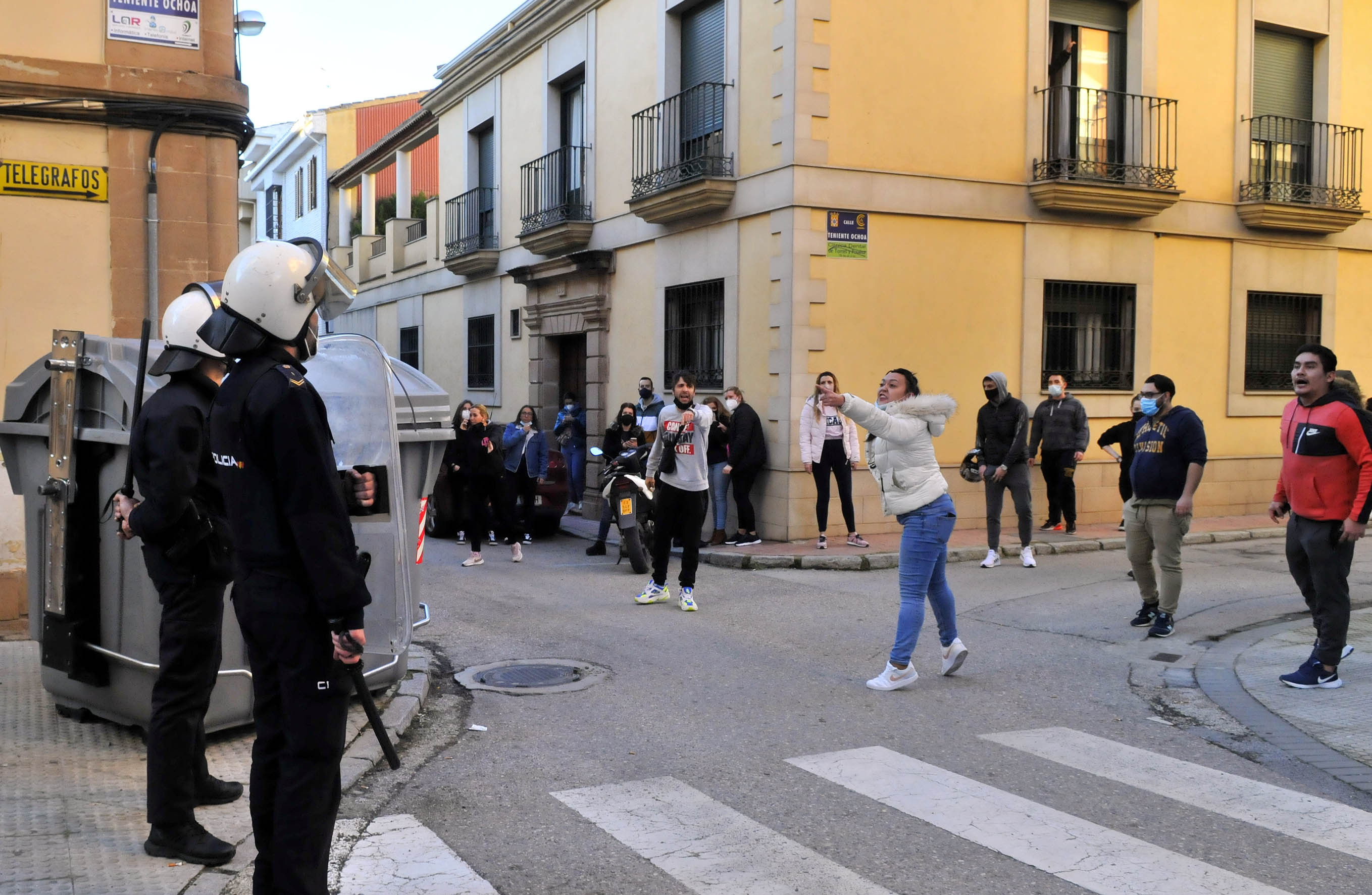 Tensión en las calles de Linares tras la agresión a un vecino por parte de dos policías.