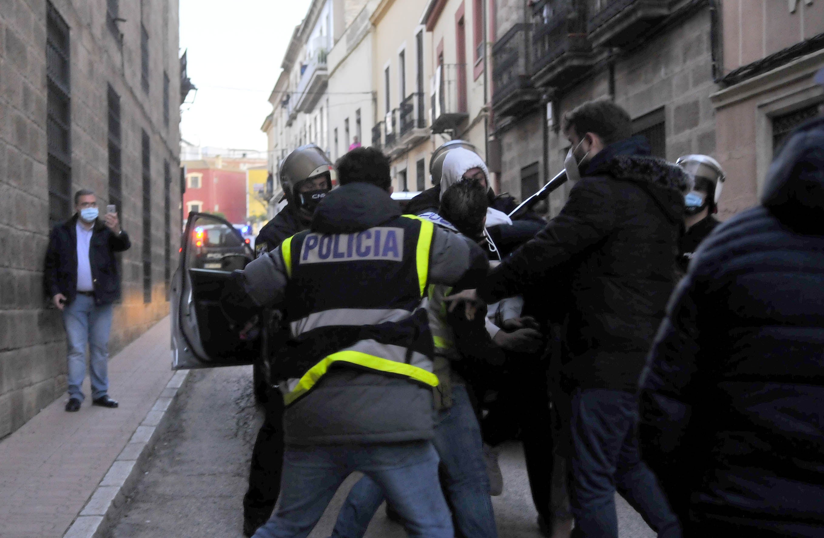 Tensión en las calles de Linares tras la agresión a un vecino por parte de dos policías.