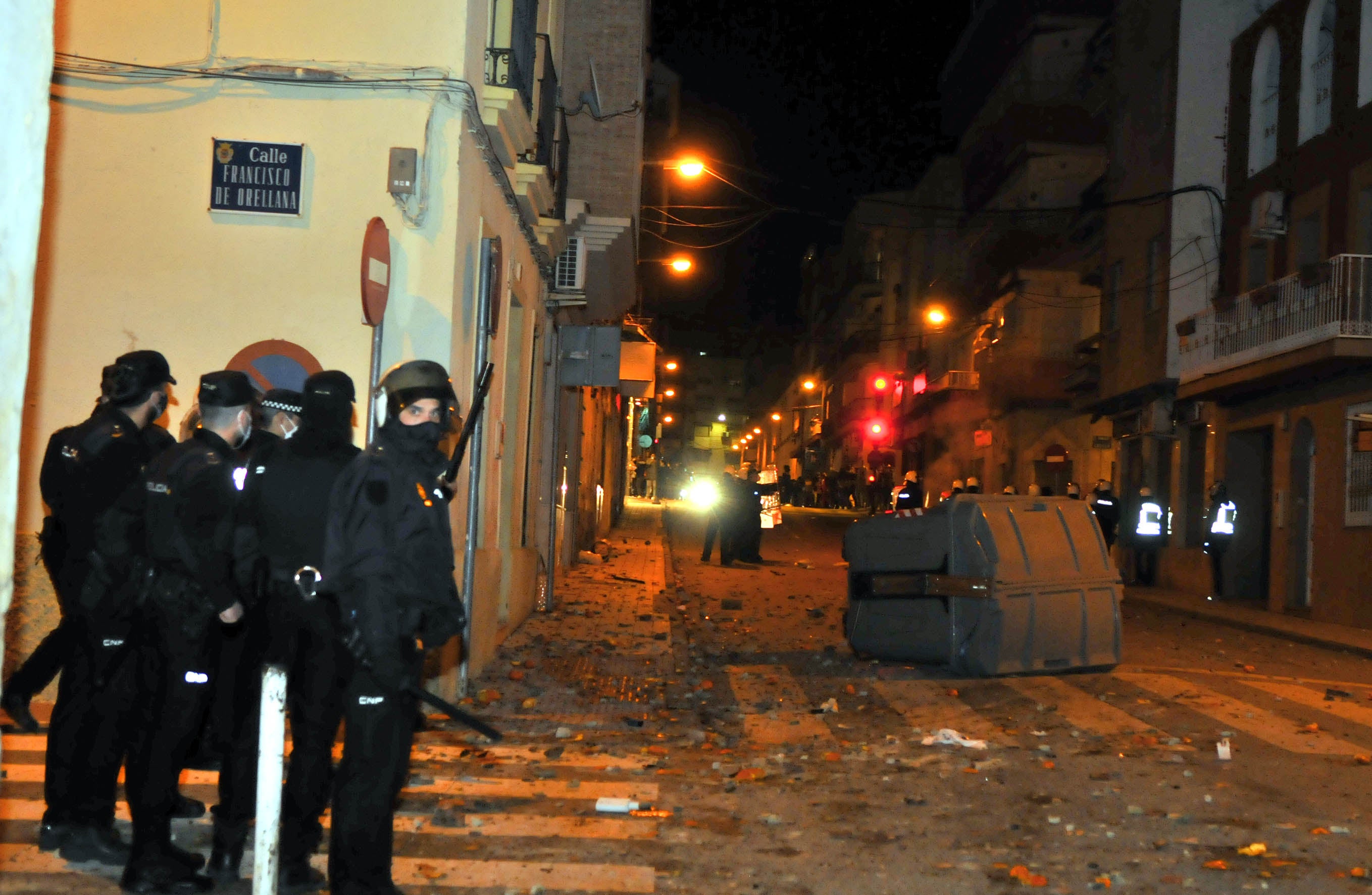 Tensión en las calles de Linares tras la agresión a un vecino por parte de dos policías.