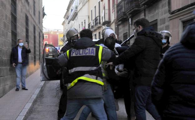 Una de las detenciones practicadas por la Policía, este sábado, en la calle Pontón de Linares. 