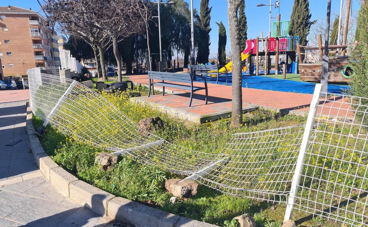 Estado que presenta la valla de un parque infantil en la Avenida María Auxiliadora. 