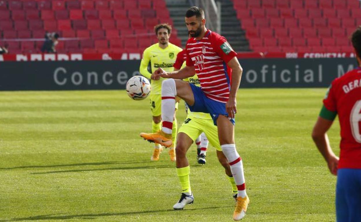 Maxime Gonalons controla un balón durante el partido. 