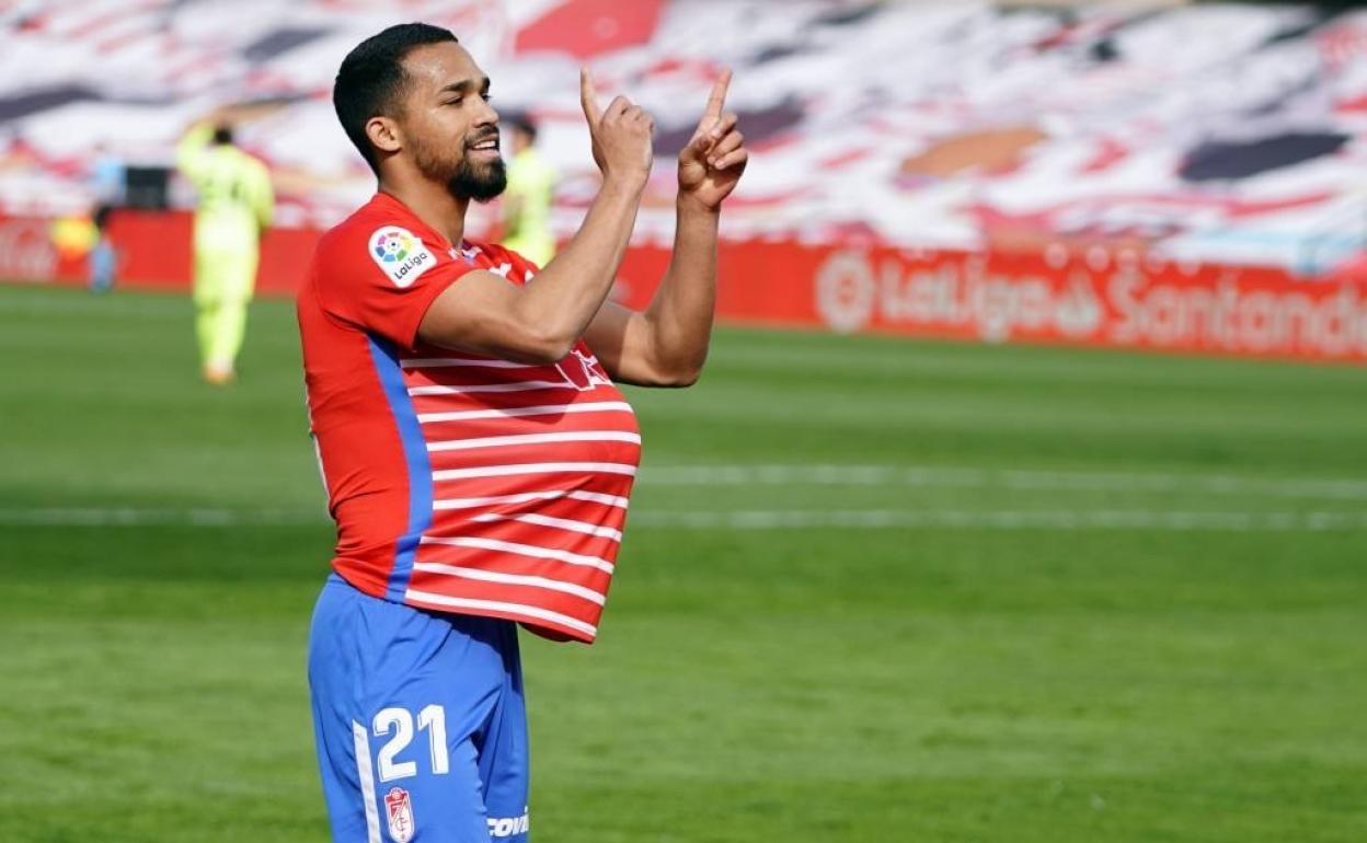 Yangel Herrera celebra su gol ante el Atlético de Madrid, anunciando su próxima paternidad. 
