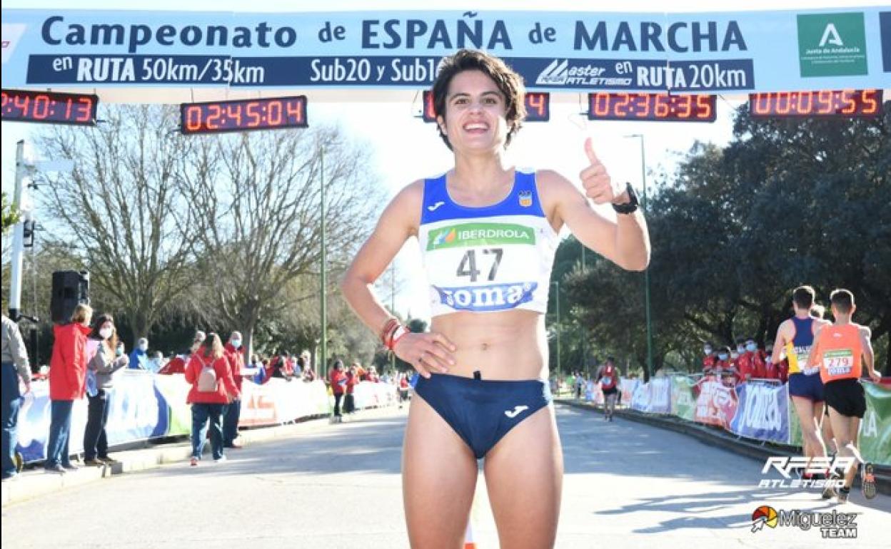 María Pérez celebra eufórica su victoria en el Campeonato de España de 35 kilómetros marcha. 