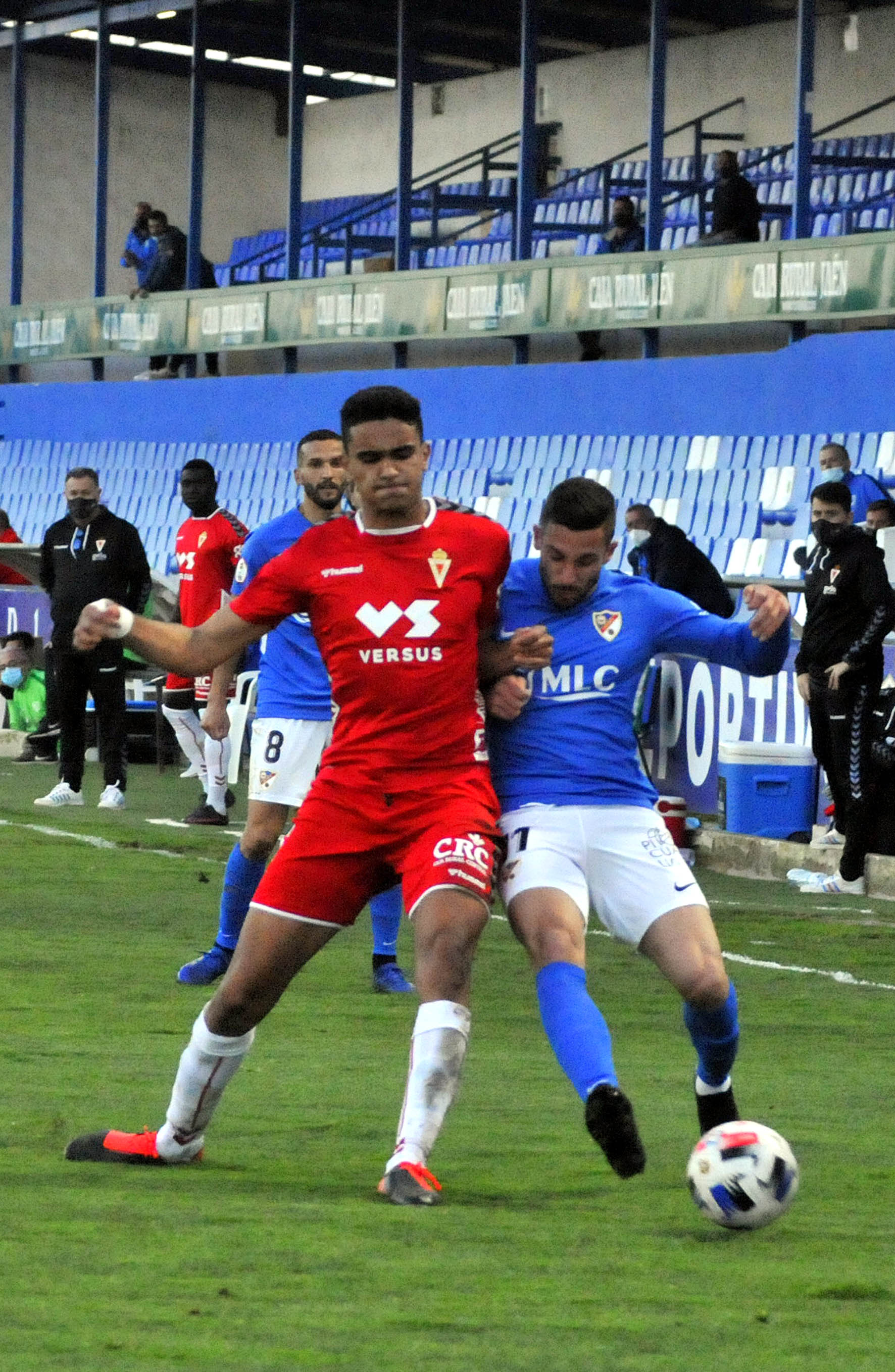 Hugo Díaz protegiendo la pelota ante la presión de un jugador murciano. 