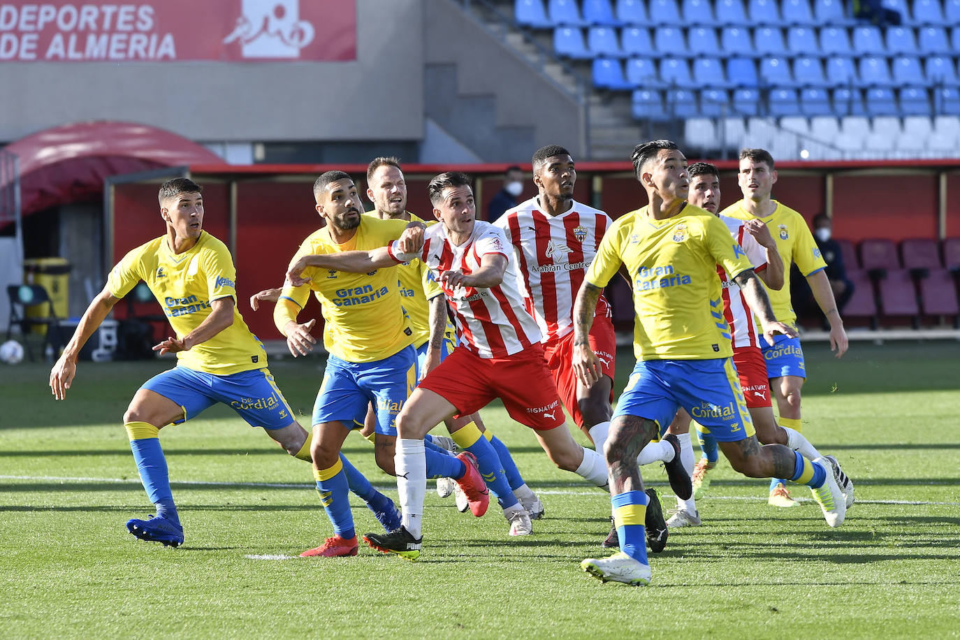 Juan Villar, que intenta escapar de Álex Suárez, aportó con dos goles al triunfo. 