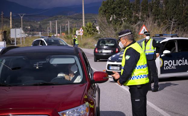 La Policía Local de Motril multa a 27 granadinos por saltarse el confinamiento para pasar el día en la playa