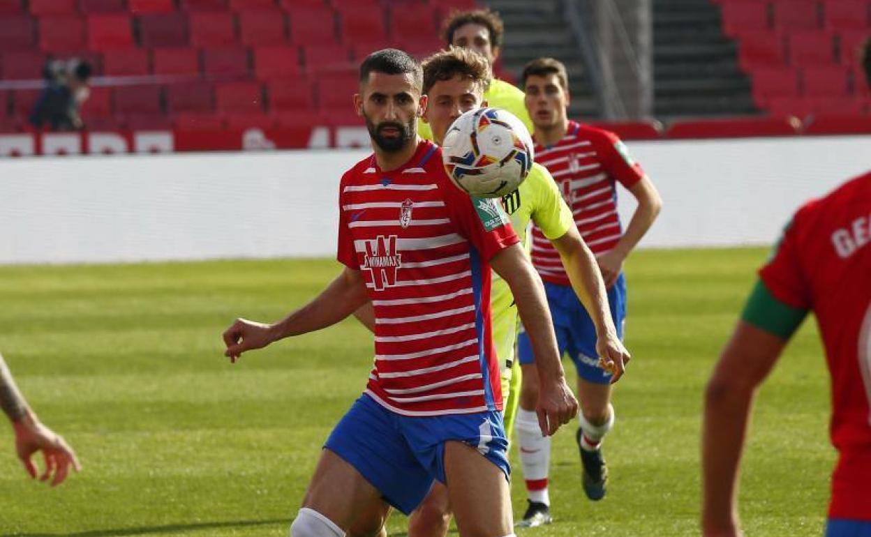 Maxime Gonalons controla un balón en el partido ante el Atlético de Madrid. 