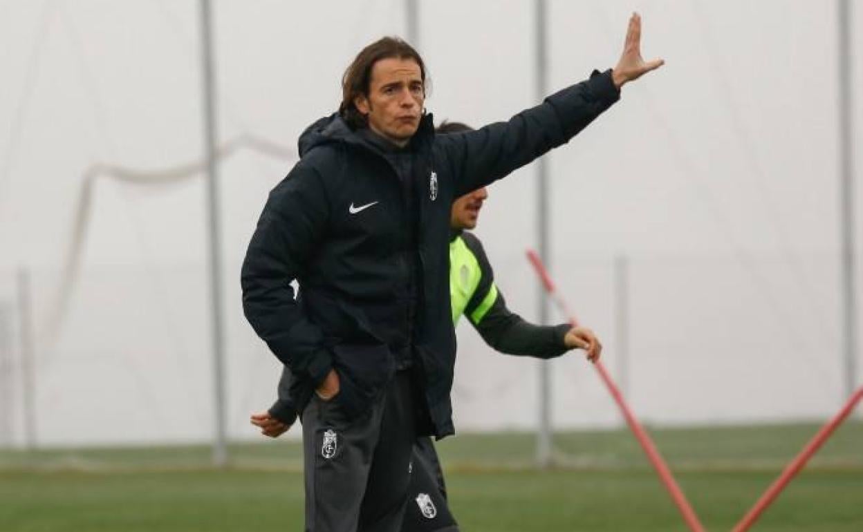 David Tenorio dirige un entrenamiento del Recreativo Granada esta semana. 