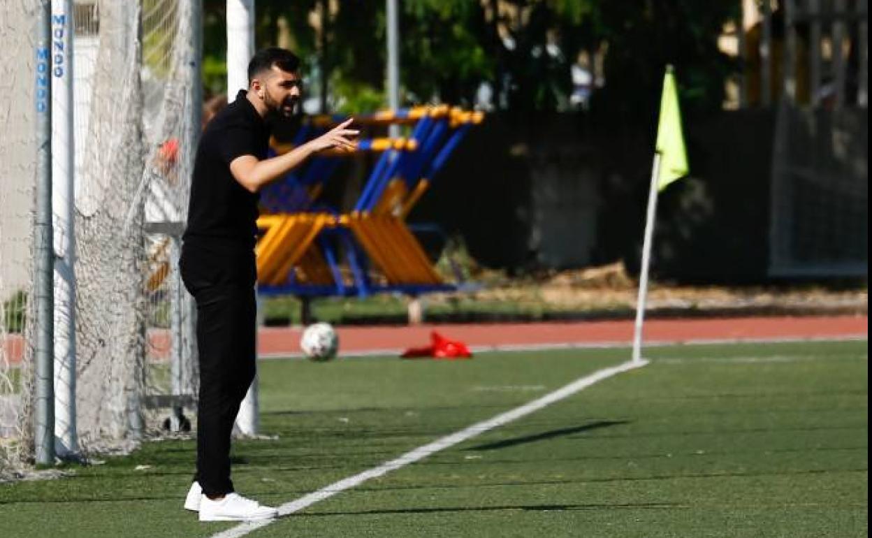 Herrera instruye durante un partido en casa. 