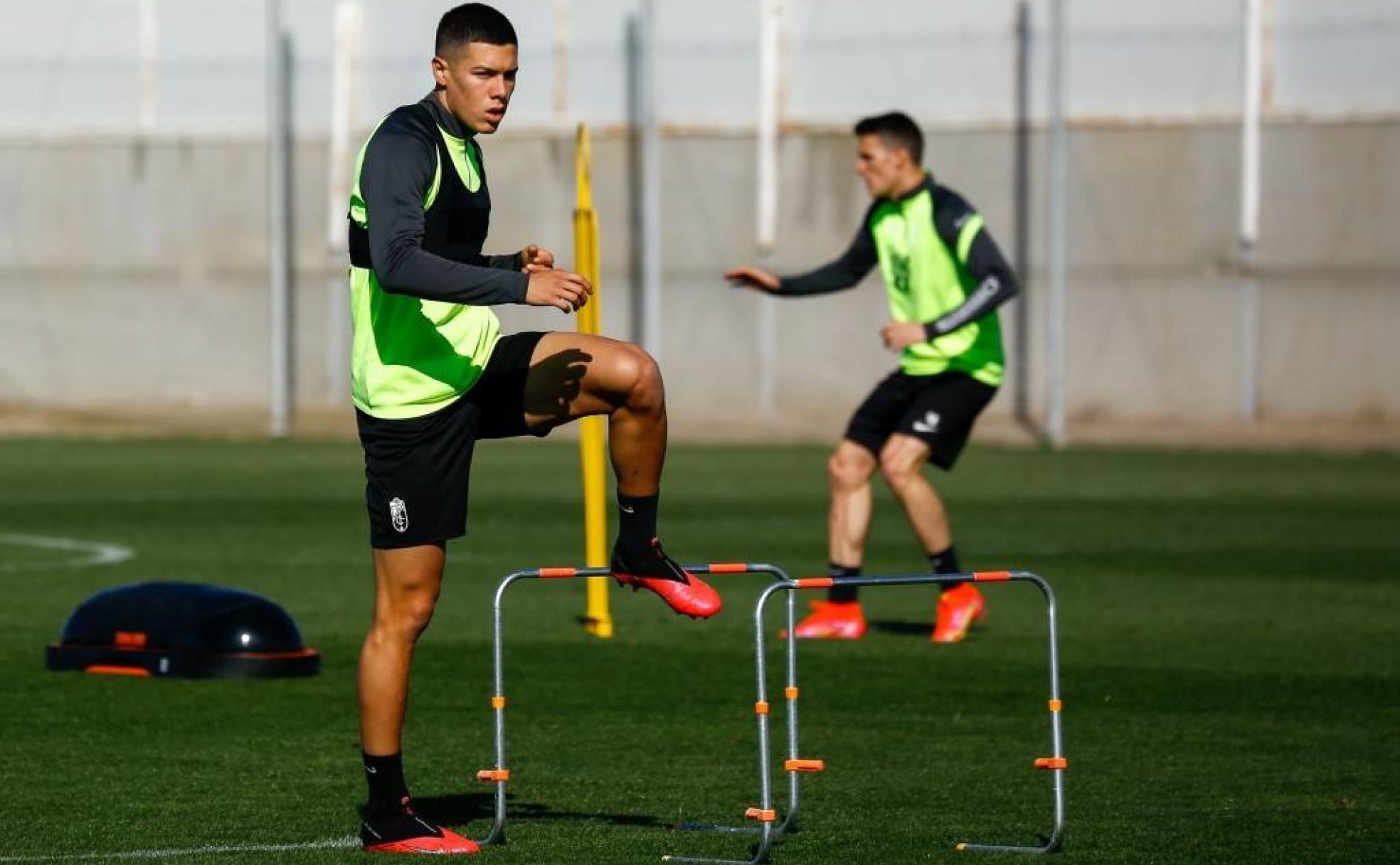 Nehuén Pérez realiza una parte del calentamiento ayer en la Ciudad Deportiva del club. 