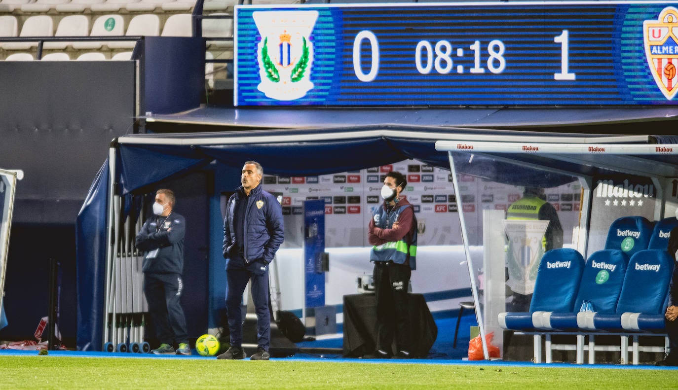 José Gomes mira paciente el partido tras el gol válido de Sadiq. 