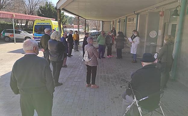 Entrada del centro de salud de Bailén ayer, donde los mayores de 80 años esperaban al aire libre y separados para recibir la primera dosis. 