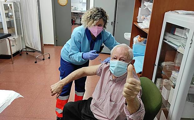 Antonio García dando su aprobación durante la vacuna. 