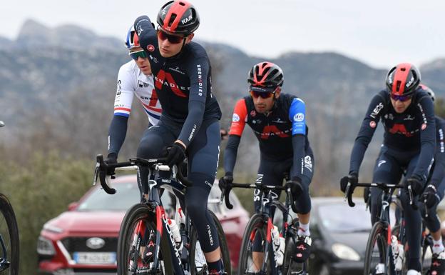 Imagen principal - Carlos Rodríguez, en tres momentos distintos del pasado Tour de la Provenza, donde acabó 17º de la general final y donde protagonizó una gran subida al Mount Ventoux (imagen inferior izquierda) y con la que ha llamado la atención del pelotón internacional con tan solo 20 años.