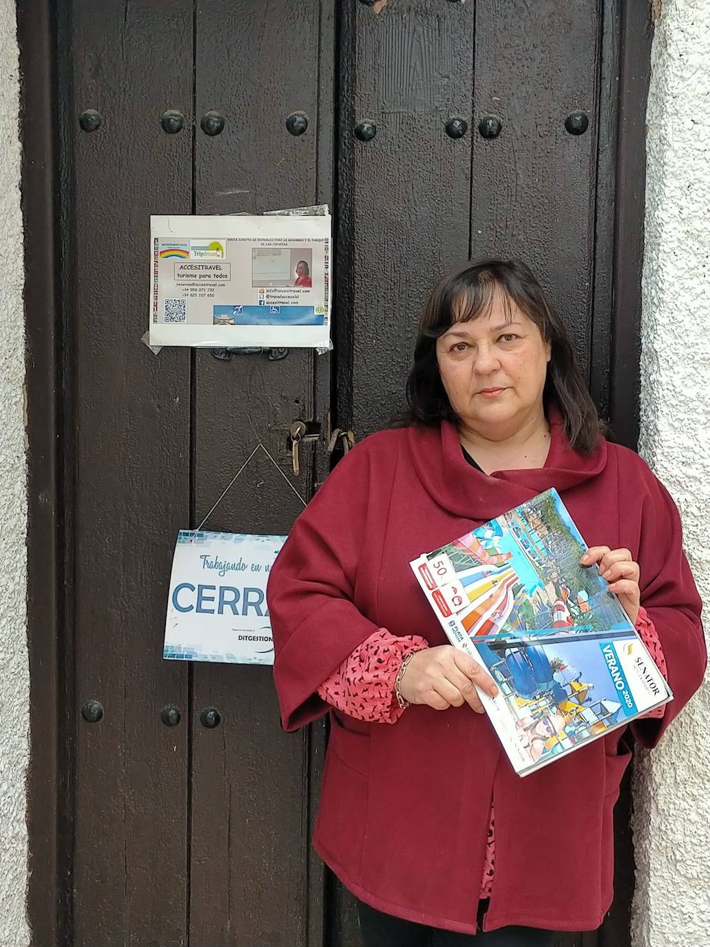 Carmen Ángel, vocal en Granada de la asociación ASTEA, en la puerta de su agencia de Calicasas. 