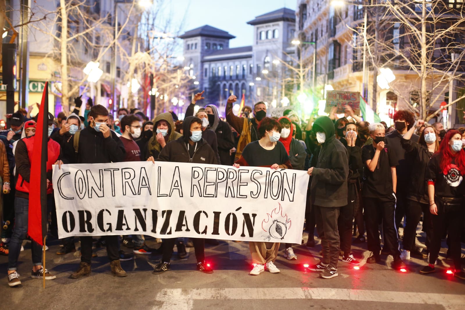 Varios grupos descontrolados han quemado contenedores y causado desperfectos en el mobiliario urbano.