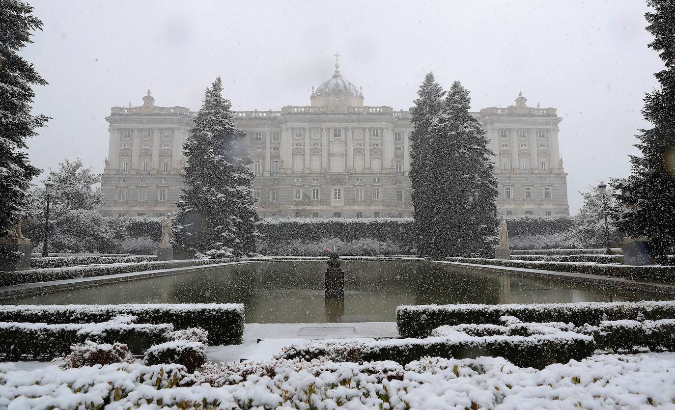Vista del Palacio Real cubierto de nieve en Madrid.