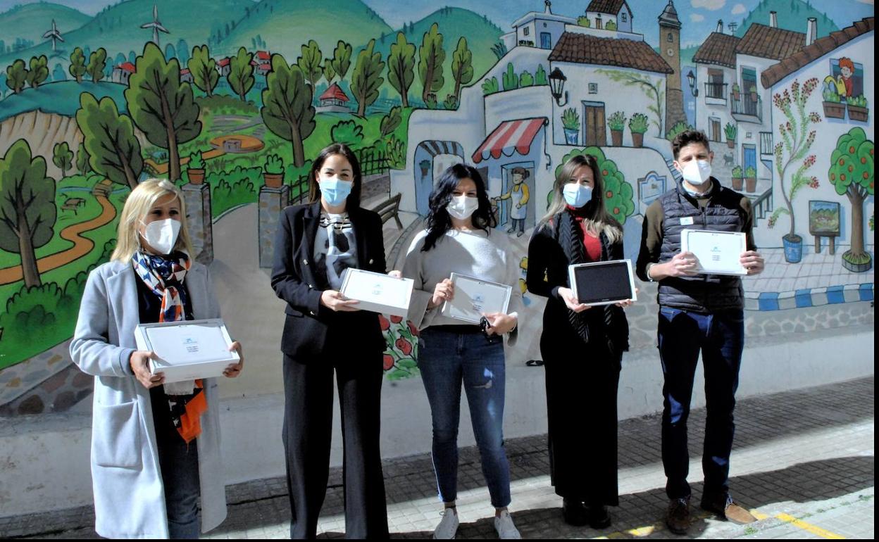 La Fundación 'la Caixa' dona 17 tablests a los alumnos con menos recursos del Colegio Público Lucena Rivas de Lanjarón