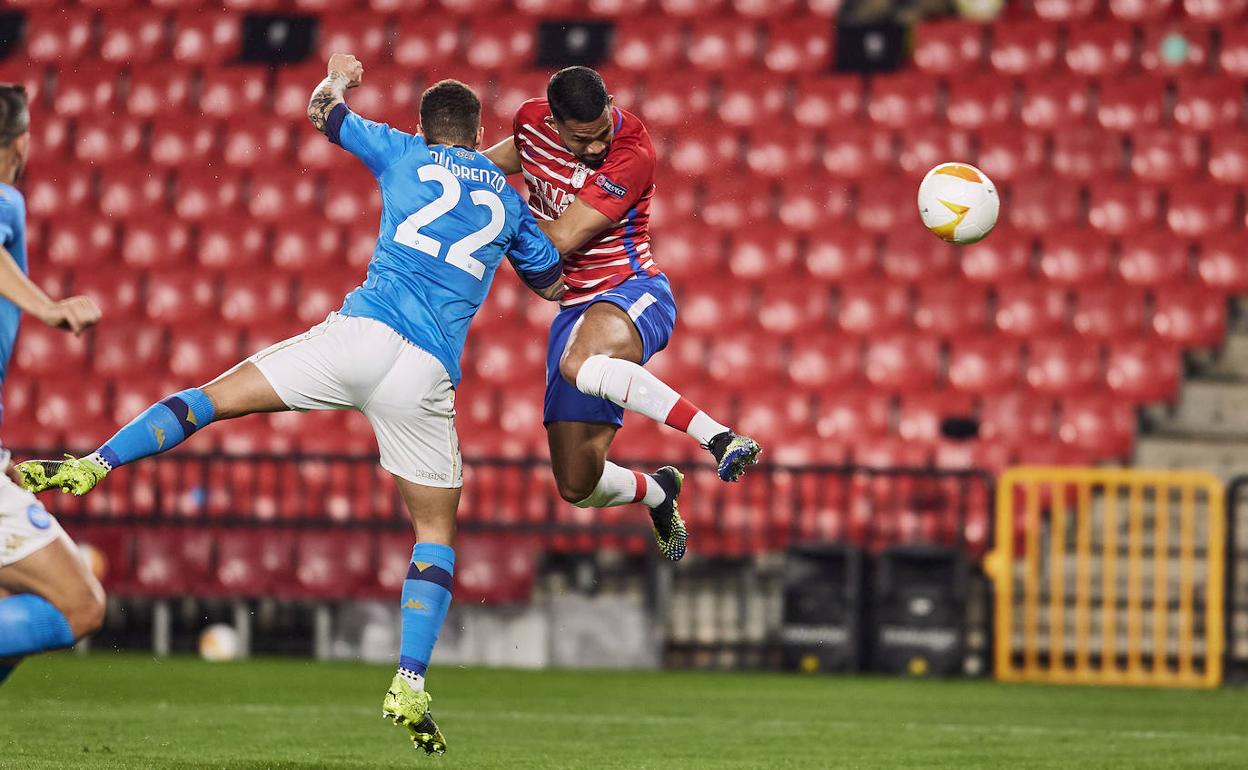 Yangel Herrera remata a puerta en el primer gol del partido. 