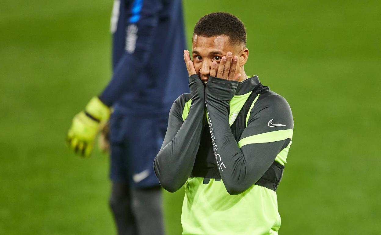 Darwin Machís se tapa la cara mirando al fotógrafo durante la última sesión de trabajo, en Los Cármenes. 