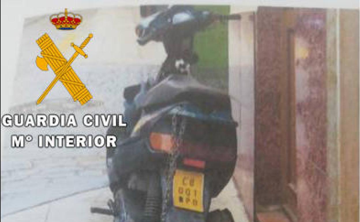 Ciclomotor con la matrícula falsa.