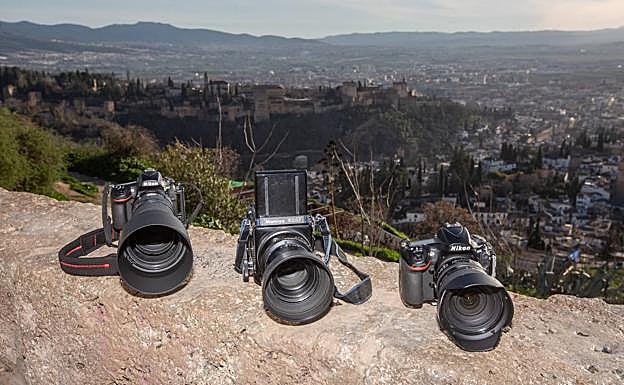 Las 'herramientas' de trabajo posando con la Alhambra al fondo. 