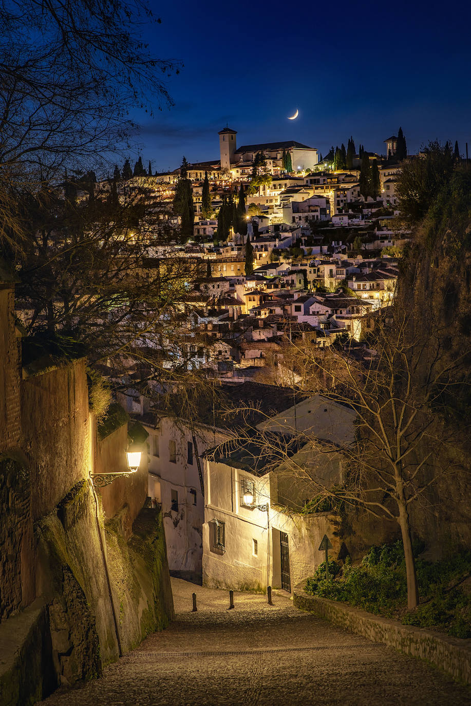 El Albaicín desde la Cuesta de los Chinos con Luna menguante. 
