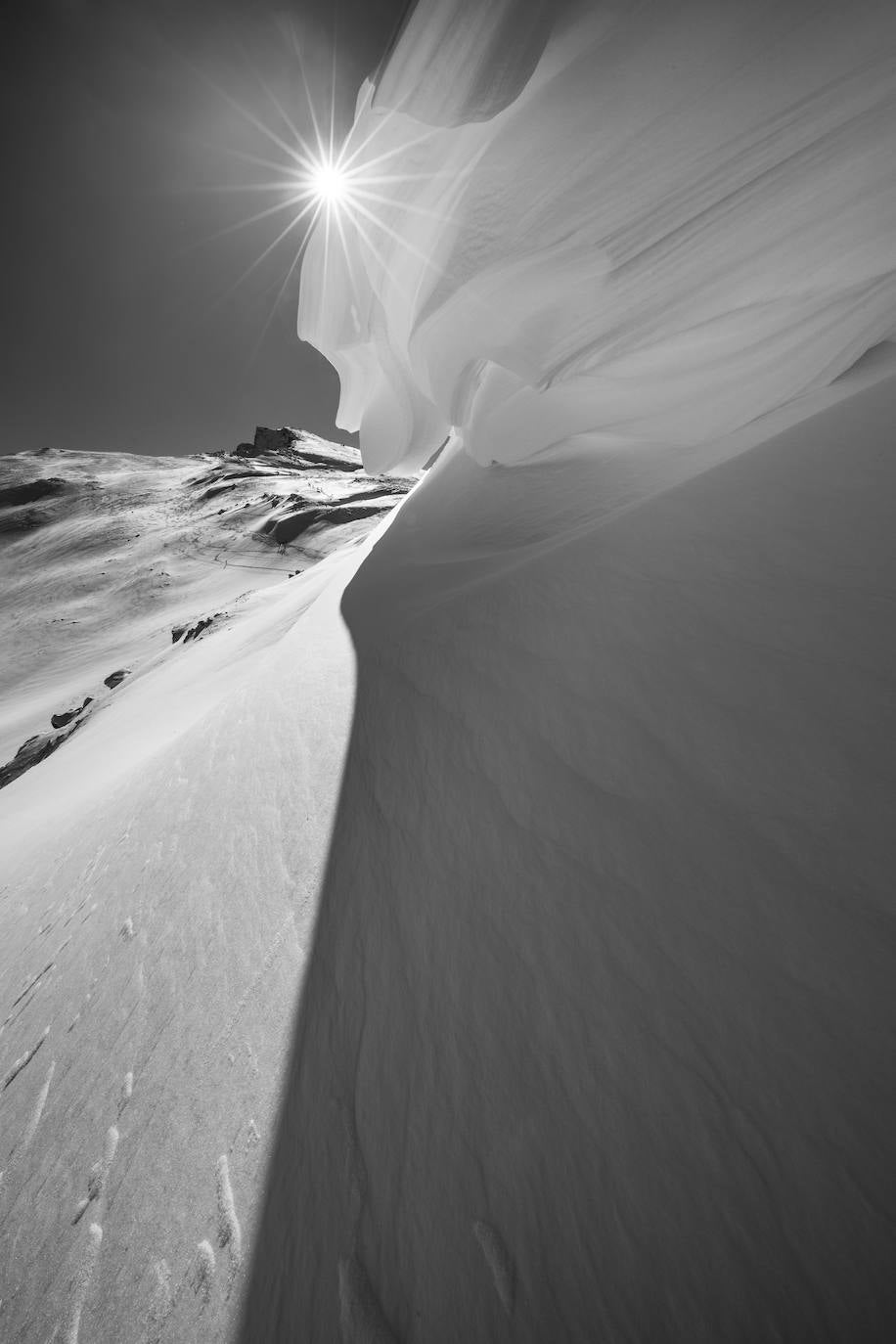 El Veleta, asomándose entre una cornisa de nieve reciente, tras un día de viento muy fuerte. Imagen tomada en el Valle de San Juan. 